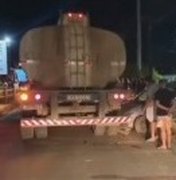 Caminhão de combustível arrasta carro que quase cai em um rio em São Luís do Quitunde