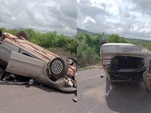 Carro capota após roda se soltar e deixa duas pessoas feridas na AL-220