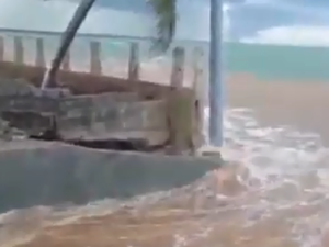 [Vídeo] Força da maré destrói muro de contenção no Pontal do Peba 