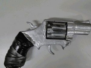 Suspeitos usam arma de brinquedo, são perseguidos e presos