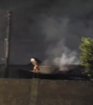 Casa pega fogo com mãe e três filhos dentro e mobiliza vizinhança na cidade de Rio Largo