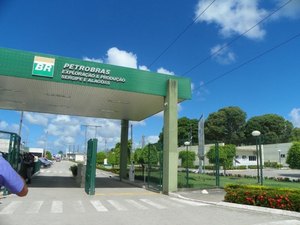 Três pessoas são presas acusadas de roubar baterias de polo da Petrobras em Alagoas