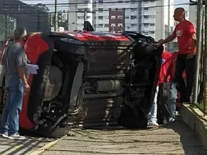 Baliza infernal? Mulher capota carro em prova para tirar CNH em SC