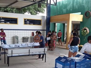 Escolas públicas entregam materiais impressos para reforçar ensino em casa