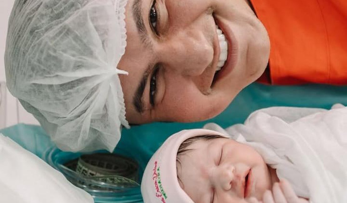 Prefeito de Rio Largo comemora nascimento da filha Ana Clara