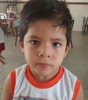 Criança de três anos morre em acidente entre moto e caminhão, em Penedo