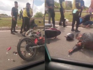 Caminhão tenta desviar de carro, atinge moto e deixa homem ferido na Rota do Mar