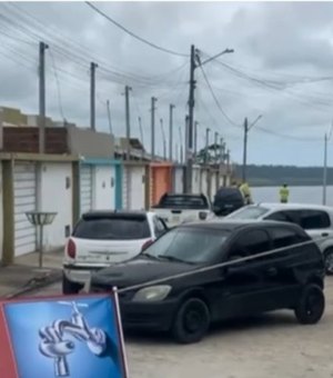 Moradores bloqueiam carro da BRK em protesto contra falta de água no Pilar