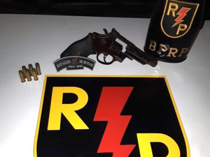Suspeito tenta fugir mas é detido com arma e munições em Maceió