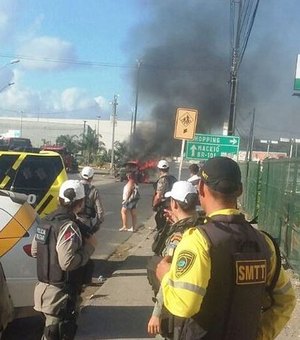 Carro pega fogo e fica parcialmente destruído em frente a shopping de Maceió