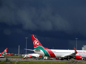Homem viaja no trem de pouso de avião, mas cai e morre em Londres