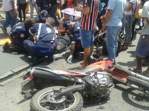 Motociclista tem fratura exposta após colisão