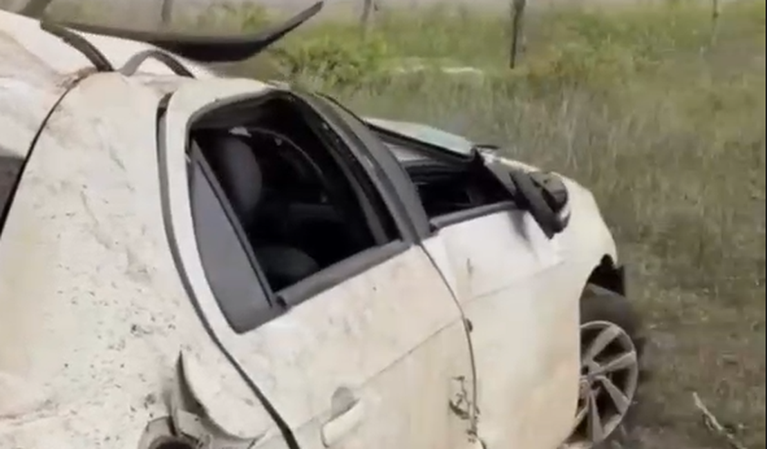 Carro capota e fica completamente destruído na AL-130, no sertão alagoano