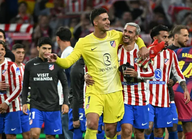 Yamal tenta, mas Atlético de Madrid para Barcelona e avança na Champions