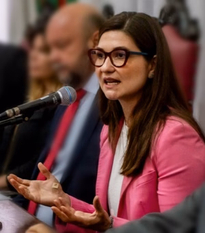 Filha de ministro do STF é xingada e leva cusparada em universidade