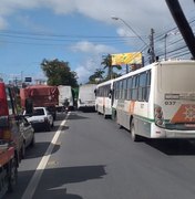 Por salários atrasados, rodoviários de Rio Largo fecham Av. Fernandes Lima