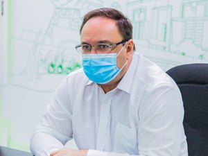 Prefeito acaba com faixas salariais e anuncia pagamento de servidores até sábado (30)