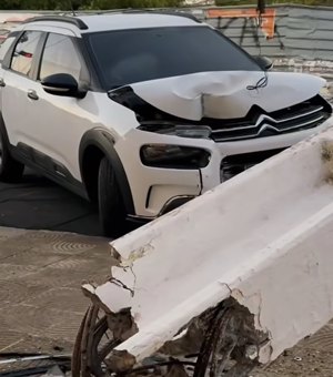 Motorista perde o controle de veículo e derruba poste no Parque Ceci Cunha, em Arapiraca