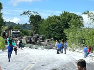 Caminhão capota na BR-101 em Joaquim Gomes