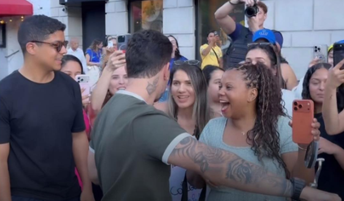 Nos EUA, Carlinhos Maia ganha surpresa de aniversário dos fãs em meio à Copa do Mundo