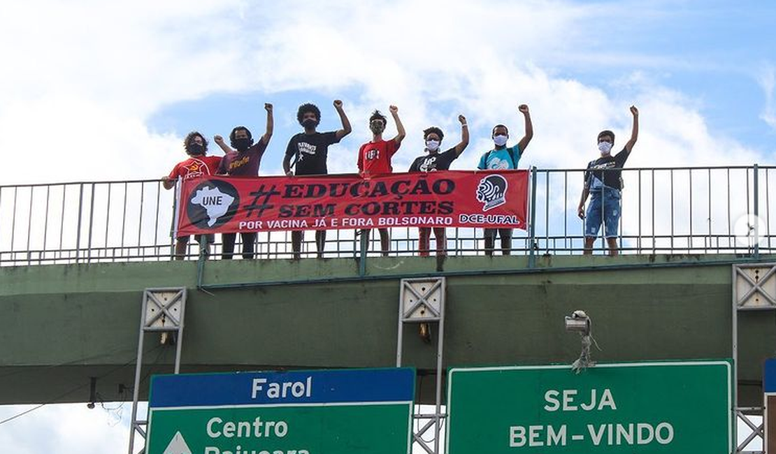 Protestos contra cortes na Educação mobilizam estudantes em Maceió