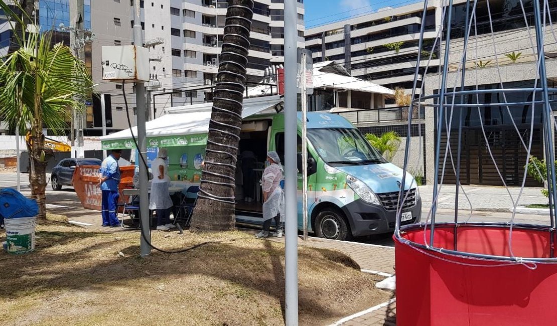 Prefeitura vacina maceioenses contra a Covid-19 e visitantes no CAT móvel na Ponta Verde