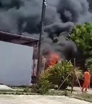 [Vídeo] Ambulância pega fogo em frente à Upa de Penedo e causa correria no local