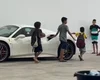 Viralizou: ao verem Ferrari, meninos abraçam e beijam o carro