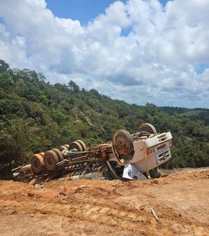 Trabalhador de obra morre preso às ferragens após caminhão tombar, em Maceió