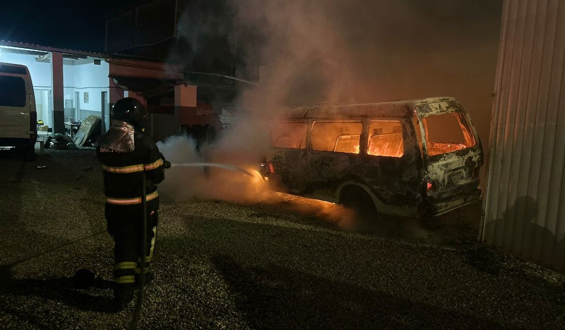 Van pega fogo em oficina mecânica após apresentar pane elétrica