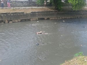 Corpo ainda não identificado é encontrado boiando no Riacho Salgadinho, em Maceió