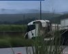 Carreta destrói ponto de ônibus, atropela pessoas e deixa feridos na BR-101 em Messias
