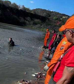 Bombeiros localizam corpo de motorista de carreta que caiu em açude na Serra das Pias