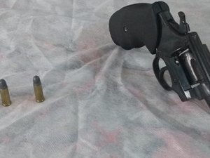 Pai é preso porque  polícia encontra arma do filho embaixo de cama