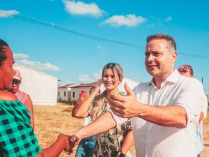 Prefeita de Atalaia debate investimento habitacional com Renan Filho