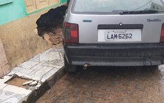 Carro invade residência e deixa mulher ferida em Porto Calvo