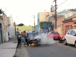 Carro pega fogo em rua do bairro Alto Cruzeiro, em Arapiraca