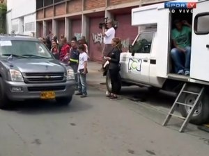 Cortejo de corpos para o aeroporto de Medellín começa com lenços e aplausos