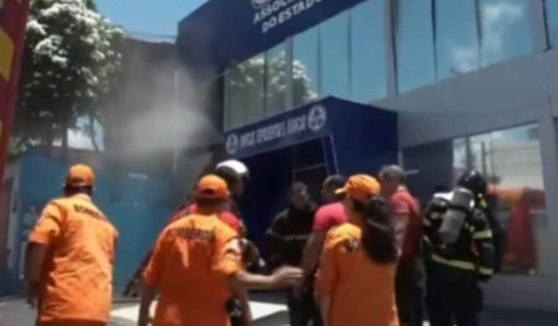 Auditório da Associação dos Militares de AL pega fogo e bombeiros são acionados