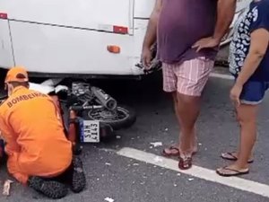 Acidente entre motociclista e ônibus deixa ferido no Farol