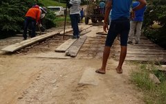 Ponte de madeira que liga Alagoas e Pernambuco é desmontada em Jacuípe