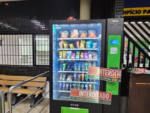 Vigilância interdita máquina que vendia lanches vencidos em faculdade de Maceió