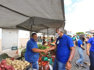 Tarcizo Freire, candidato a prefeito de Arapiraca, visita tradicional feira do bairro Brasília