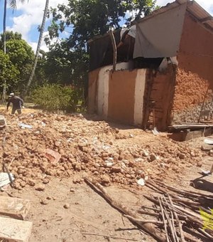 Idosos ficam são soterrados durante demolição de casa de taipa em Coqueiro Seco