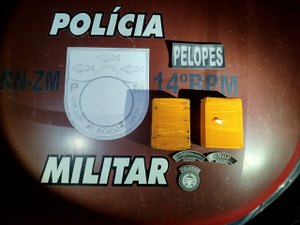 Jovem joga quase 2kg de cocaína na casa da vizinha e é preso no município de Messias