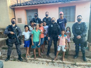 Policiais doam chocolates para crianças em Alagoas