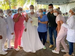 Mulher se casa e vai vestida de noiva para se vacinar contra Covid-19