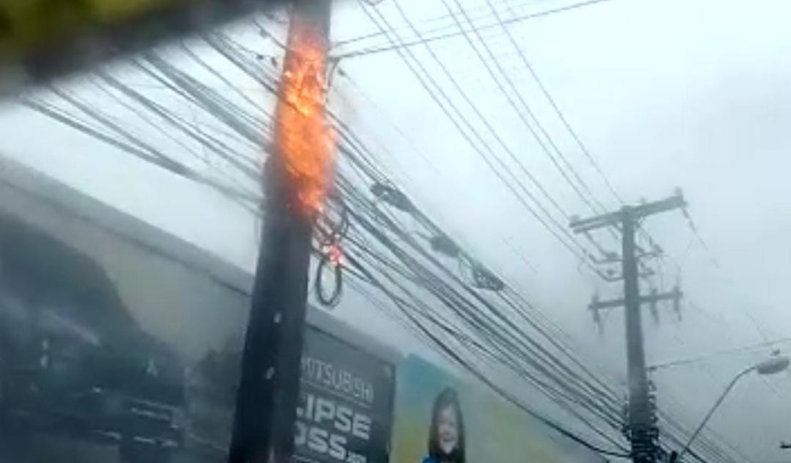 Poste na Avenida Gustavo Paiva pega fogo e região fica sem energia