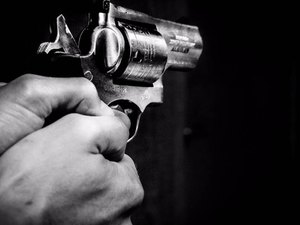Jovem caminha até unidade de saúde após ser baleado no Feitosa