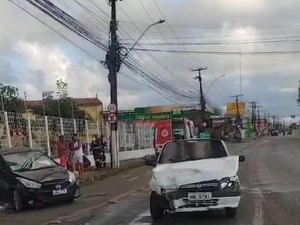 Colisão entre carros homem ferido no Barro Duro